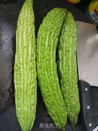 苦瓜炒鸡蛋的做法步骤：1
