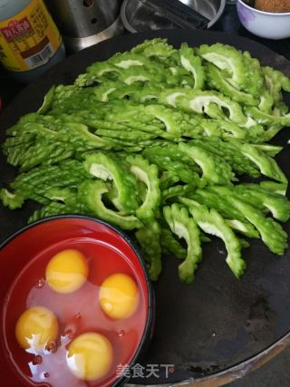 苦瓜炒鸡蛋的做法步骤：2