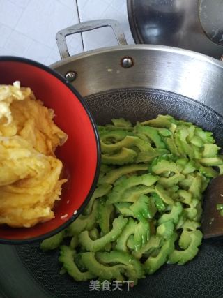 苦瓜炒鸡蛋的做法步骤：3