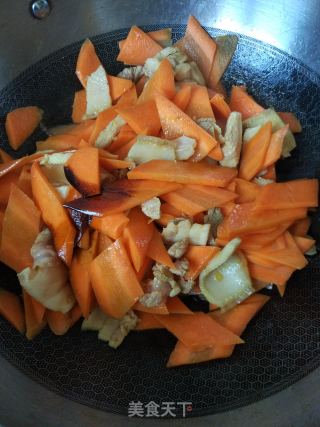 肥膘肉炒胡萝卜片的做法步骤：3