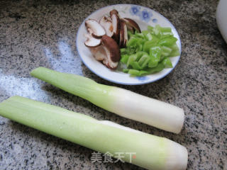 香菇青椒炒茭白的做法步骤：1