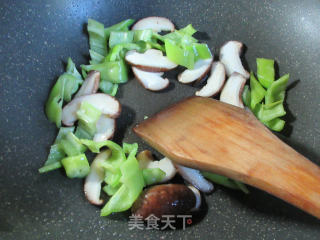 香菇青椒炒茭白的做法步骤：4