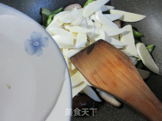 香菇青椒炒茭白的做法步骤：5