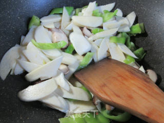 香菇青椒炒茭白的做法步骤：6