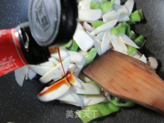 香菇青椒炒茭白的做法步骤：7
