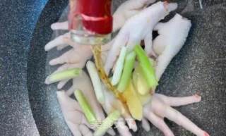 教你做网红无骨鸡爪，酸酸辣辣，一口一个真过瘾！的做法步骤：1