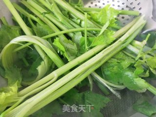 芹菜青椒肉馅饺子的做法步骤：2