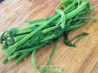 芹菜青椒肉馅饺子的做法步骤：3