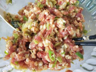 芹菜青椒肉馅饺子的做法步骤：6