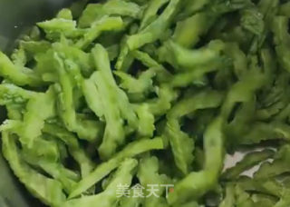 翡翠苦瓜的做法步骤：1