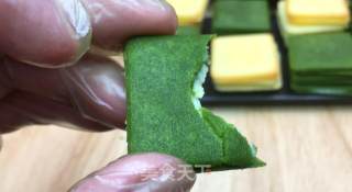 巧克力夹心薄饼又称“白色恋人”，入口酥脆，满满甜蜜。的做法步骤：15