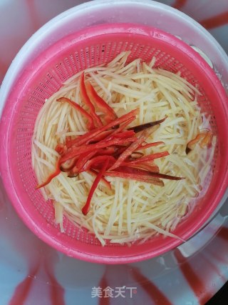 红椒土豆丝的做法步骤：2