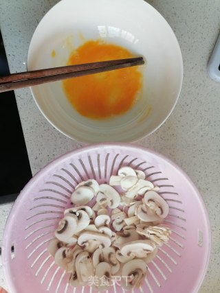 蘑菇蛋花汤的做法步骤：3