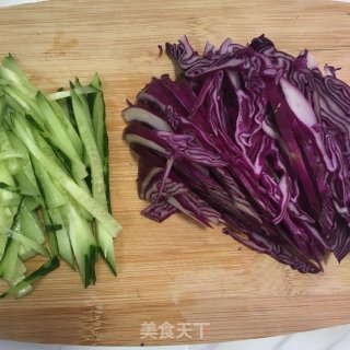 紫甘蓝拌青瓜的做法步骤：1