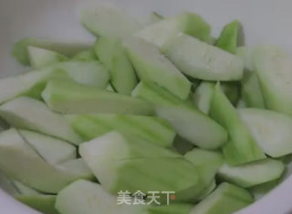 炒丝瓜的做法步骤：1