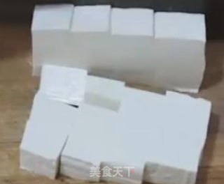 小葱烧豆腐的做法步骤：1