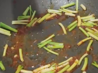 小葱烧豆腐的做法步骤：3