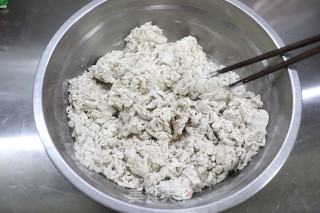 鸡蛋圆白菜褐麦饺子的做法步骤：2