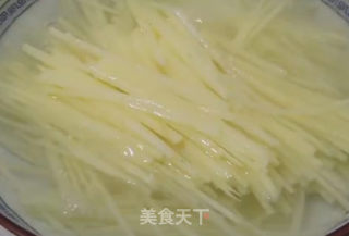 青椒拌土豆丝的做法步骤：1