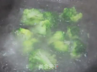 西兰花鸡蛋糕的做法步骤：1
