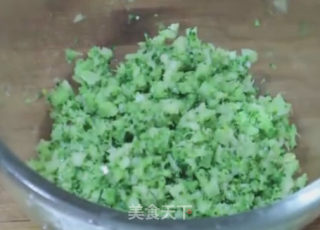 西兰花鸡蛋糕的做法步骤：2
