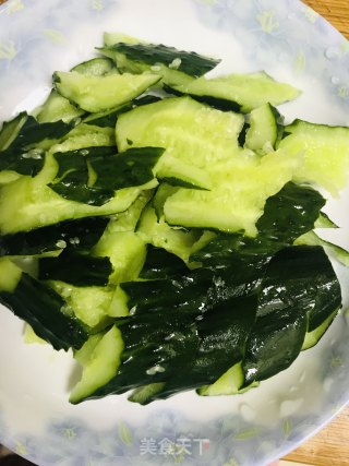 蒜泥黄瓜的做法步骤：1
