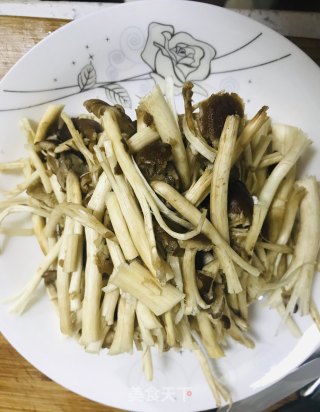 茶树菇炒肉的做法步骤：1