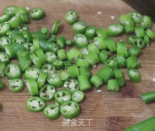 尖椒炒蛋的做法步骤：1