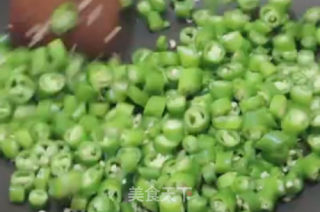 尖椒炒蛋的做法步骤：2
