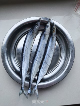 椒盐秋刀鱼的做法步骤：1
