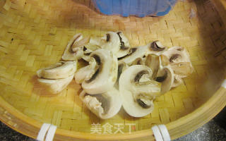 鸡蛋煎蘑菇的做法步骤：1