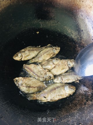 红烧小鲫鱼的做法步骤：3