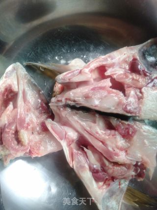 玉米粒鱼头的做法步骤：1