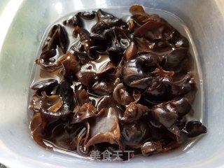 木耳拌北极贝的做法步骤：1