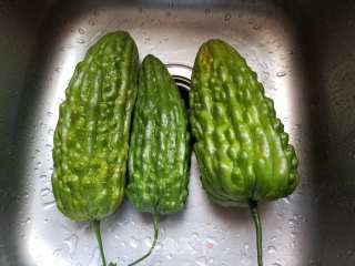 豆豉鲮鱼炒苦瓜的做法步骤：1