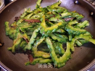 豆豉鲮鱼炒苦瓜的做法步骤：5