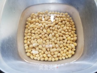 鸡腿黄豆苦瓜汤的做法步骤：1