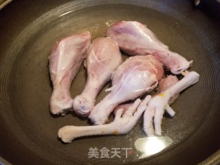 鸡腿黄豆苦瓜汤的做法步骤：2