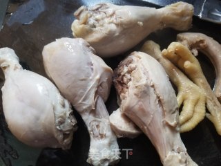 鸡腿黄豆苦瓜汤的做法步骤：3