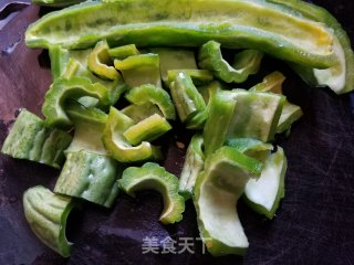 鸡腿黄豆苦瓜汤的做法步骤：4
