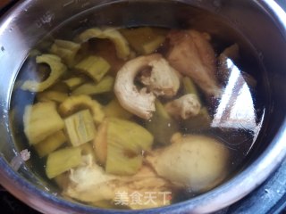 鸡腿黄豆苦瓜汤的做法步骤：6
