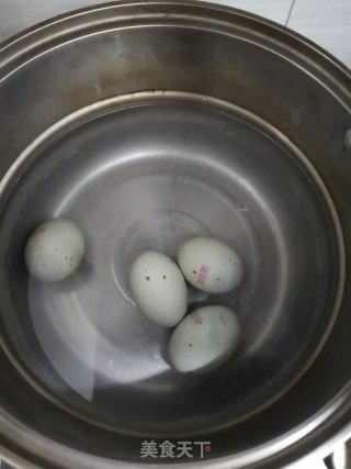 凉拌皮蛋的做法步骤：1