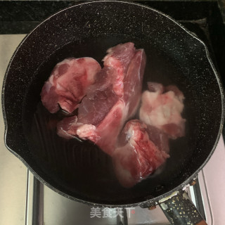 青橄榄煲筒骨鲍鱼的做法步骤：1