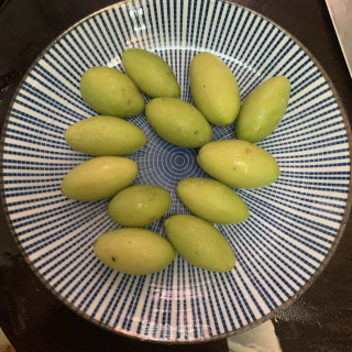 青橄榄煲筒骨鲍鱼的做法步骤：3
