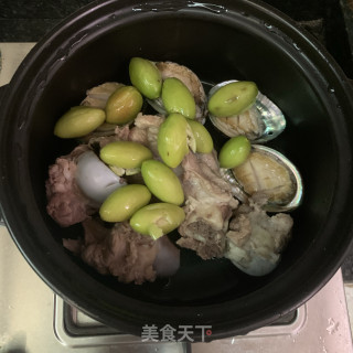 青橄榄煲筒骨鲍鱼的做法步骤：4