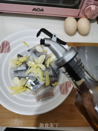 洋葱烧带鱼的做法步骤：2