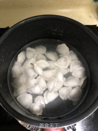 清红汤两味一口饺的做法步骤：1