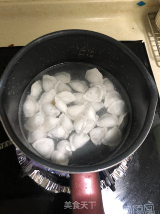 清红汤两味一口饺的做法步骤：2