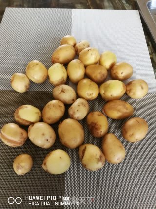 蒜香小土豆的做法步骤：1