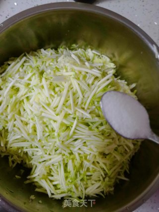 西葫芦虾仁水饺的做法步骤：2